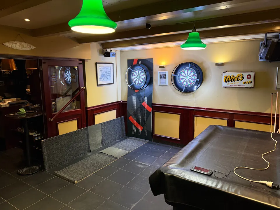 De dartshoek met pooltafel