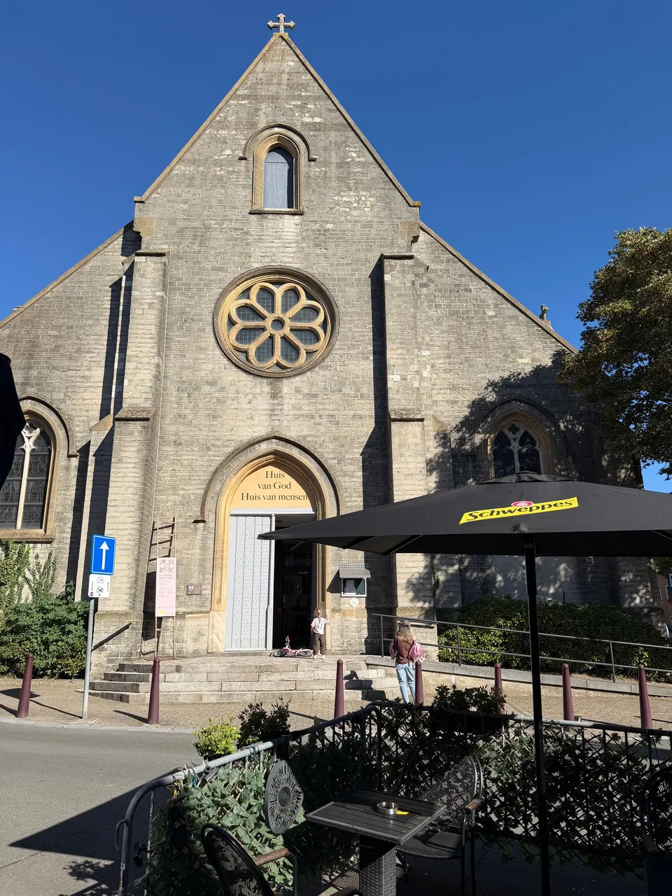 Zicht op de kerk van het Kerkplein vanaf het terras