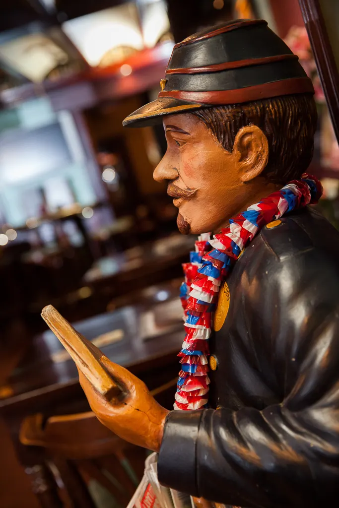 Statue en bois d’un pilote dans De Uiver