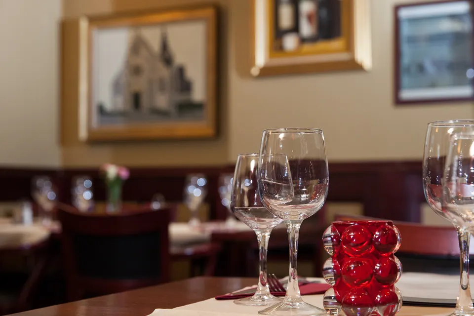 Table dressée avec verres à vin