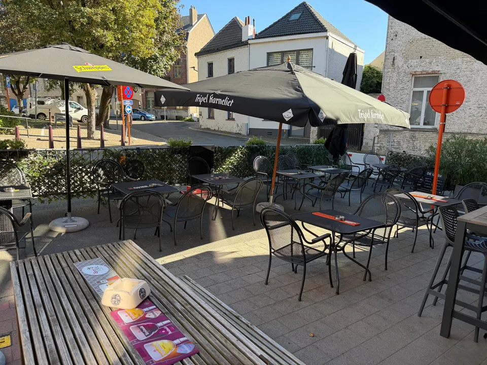 Het terras met parasols aan het Kerkplein