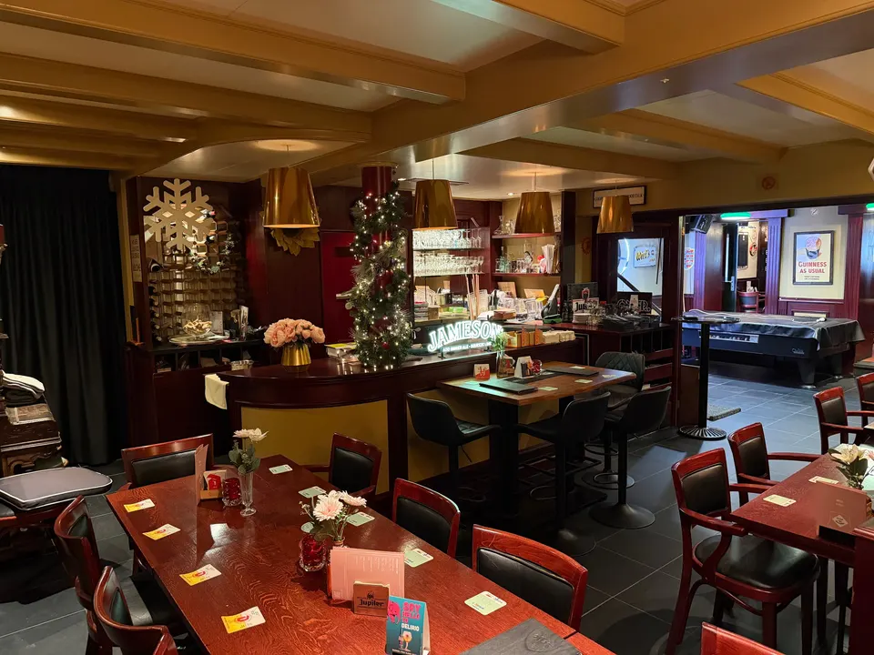 De zaal met toog en pooltafel achteraan